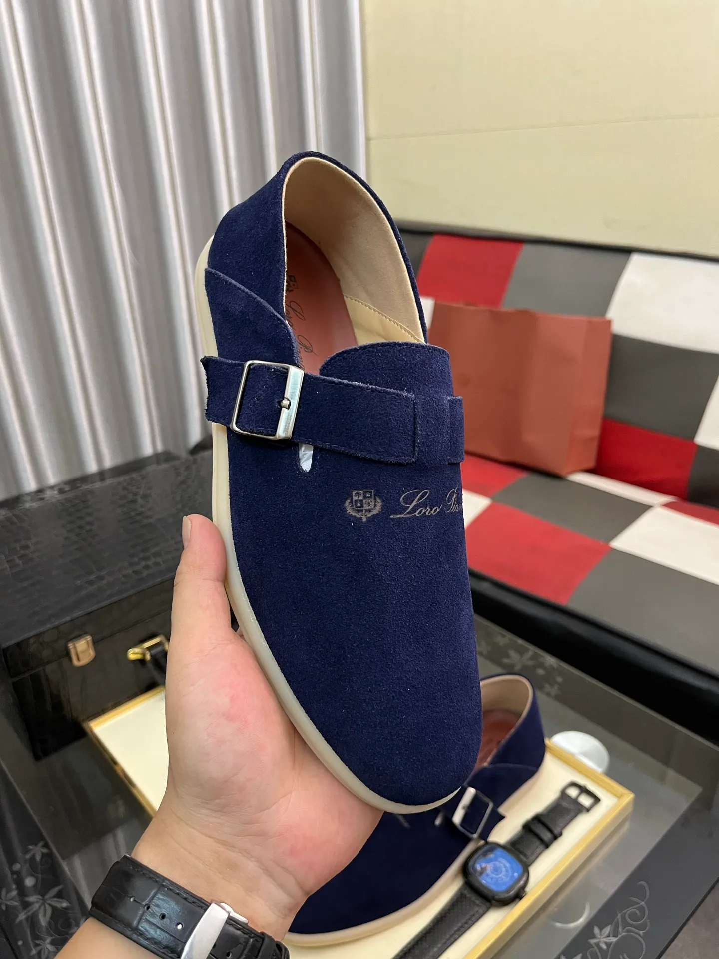 Men's men's shoes 💰458⌚️⌚️ Loro Piana's classic hot model lp top version of Pili casual shoes. It turns out that these are the casual shoes that are said to be able to walk 20,000 steps without getting tired. This pair has both good looks and feel. You will be completely lost as soon as you put it on. The minimalist design is eye-catching and durable, and it is a bonus for dressing. The soft feeling on the feet has outstanding texture, and it is very nice without abrasion on the feet. The soft and waxy soles make it easy to wear for daily use for a long time. Who can resist a pair of versatile and good-looking loafers? Don't be too elegant at all, the feel and texture of the feet are good, the key is to make the legs look longer and not tire the feet, the main thing is that it is just right!        Material: Original cowhide Lining: Original sheepskin Outsole: Original sole Size: 38-44
